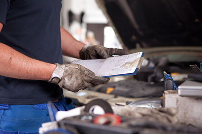 Mobile mechanic in Albuquerque running computer car diagnostics to read engine trouble codes